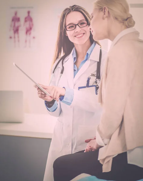 Doctor y paciente discutiendo algo mientras están sentados en la mesa. Concepto de medicina y salud —  Fotos de Stock