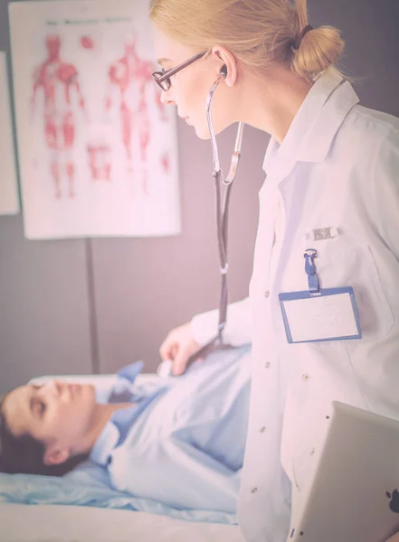 Doctor and patient discussing something while sitting at the table . Medicine and health care concept — Stock Photo, Image