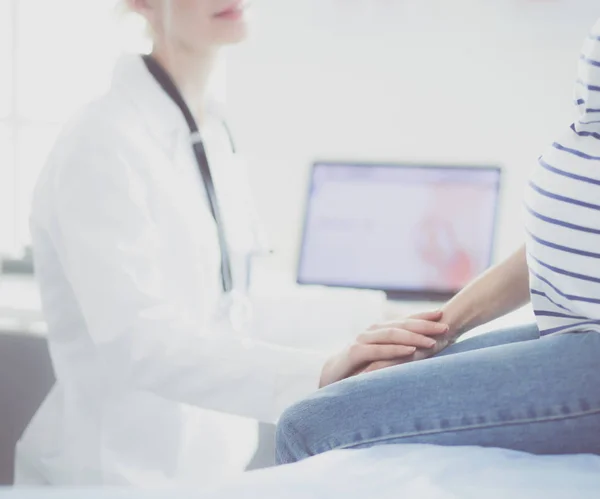 Doctor y paciente discutiendo algo mientras están sentados en la mesa. Concepto de medicina y salud — Foto de Stock