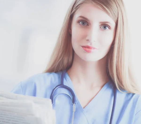 Retrato de mulher médica com estetoscópio no corredor do hospital, segurando uma pasta. — Fotografia de Stock