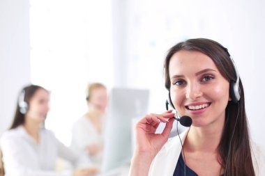 Ofiste dizüstü bilgisayarda çalışan çekici kadın. İş adamları