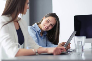 Ofisteki iki bayan meslektaşım masada oturuyor.