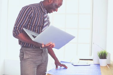 Üniformalı tıbbi bir steteskopla gülümseyen kadın doktor.