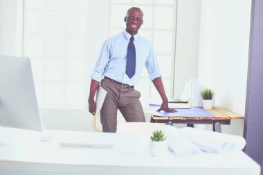 Üniformalı tıbbi bir steteskopla gülümseyen kadın doktor.