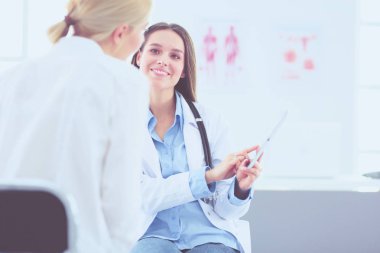 Doktor ve hasta masada otururken bir şey tartışıyorlar. İlaç ve sağlık hizmetleri kavramı