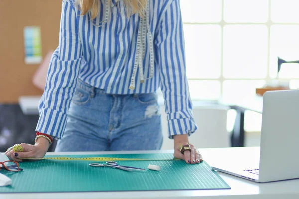 Diseñadora de moda trabajando en sus diseños en el estudio —  Fotos de Stock