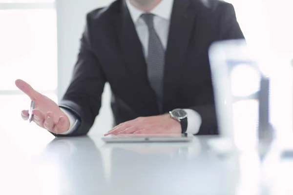 Portret van een jongeman aan zijn bureau in het kantoor. — Stockfoto