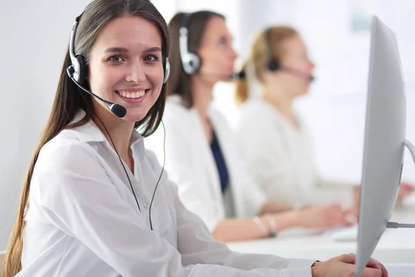 Uśmiechnięta bizneswoman lub operator infolinii z słuchawkami i komputerem w biurze — Zdjęcie stockowe