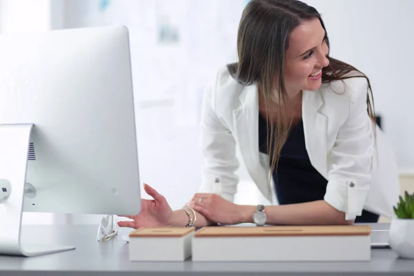 Attraktiva kvinna som arbetar på laptop på kontoret. Affärsmän — Stockfoto