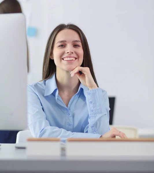 Mulher de negócios atraente trabalhando no laptop no escritório. Empresários — Fotografia de Stock