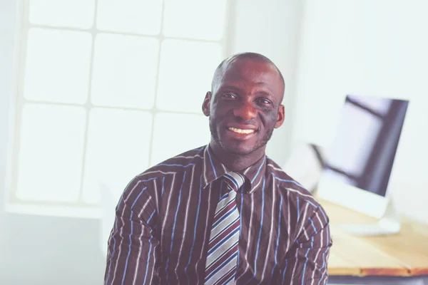 Portrét pohledný černý podnikatele, sedí v kanceláři — Stock fotografie