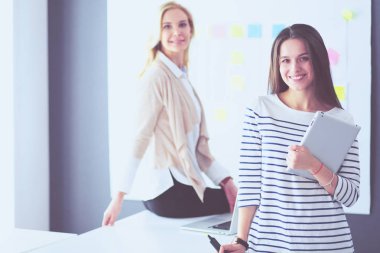 Hastanede doktorla gülümseyen güzel bir hamile kadın.