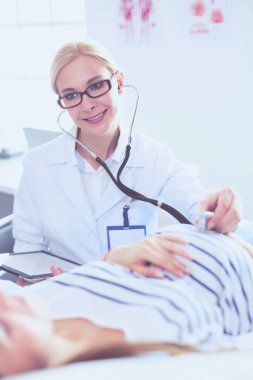 Doktor ve hasta masada otururken bir şey tartışıyorlar. İlaç ve sağlık hizmetleri kavramı