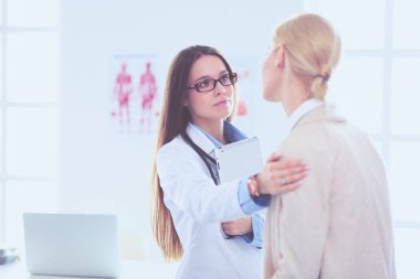 Doktor ve hasta masada otururken bir şey tartışıyorlar. İlaç ve sağlık hizmetleri kavramı