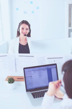 Ofisinde kulaklık ve bilgisayarla gülümseyen iş kadını ya da yardım hattı operatörü