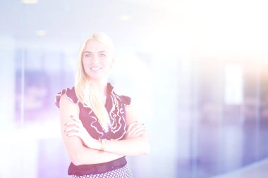 İş adamları toplantıdan sonra el sıkışıyor