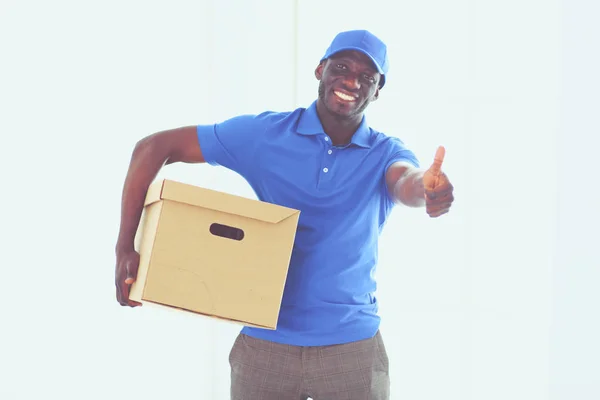 Portrét pohledný šťastný vysvoboditel s box — Stock fotografie