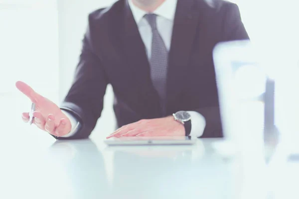 Porträt eines jungen Mannes, der an seinem Schreibtisch im Büro sitzt. — Stockfoto