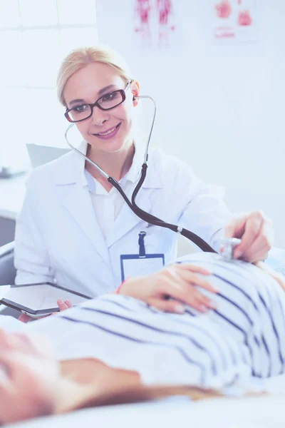 Dottore e paziente discutono di qualcosa mentre sono seduti al tavolo. Medicina e concetto di assistenza sanitaria — Foto Stock