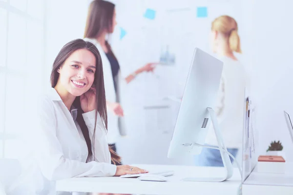 Attraktive Geschäftsfrau, die im Büro am Laptop arbeitet. Geschäftsleute — Stockfoto