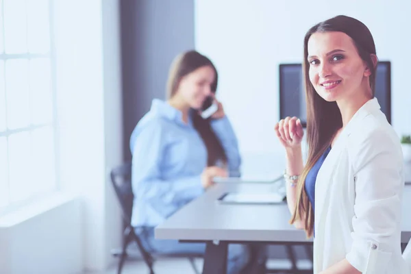 Foto de socios aplaudiendo las manos después del seminario de negocios. Formación profesional, reunión de trabajo, presentación — Foto de Stock