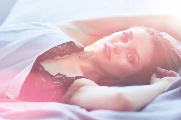Retrato sexy mujer de moda en la cama —  Fotos de Stock