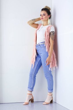 Çalışma odasında duran güzel bir kadın. Güzel kadın..