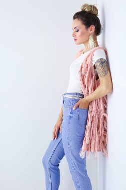 Çalışma odasında duran güzel bir kadın. Güzel kadın..