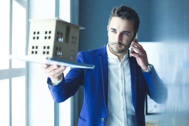 Ev minyatür Office el ayakta tutan işadamı.