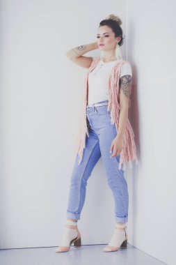 Çalışma odasında duran güzel bir kadın. Güzel kadın..