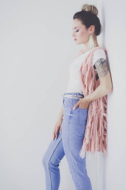 Çalışma odasında duran güzel bir kadın. Güzel kadın..