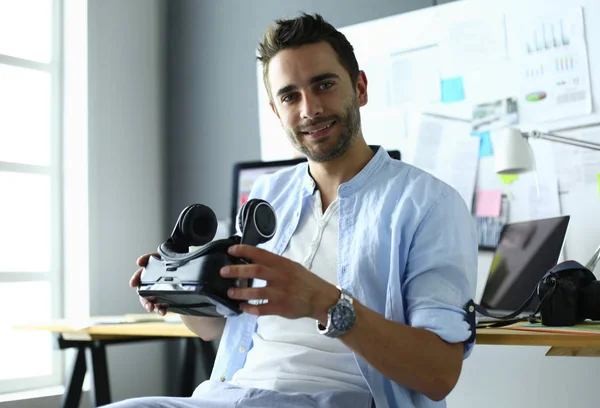 Young male software programmer testing a new app with 3d virtual reality glasses in office. — Stock Photo, Image