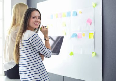 Hastanede doktorla gülümseyen güzel bir hamile kadın.