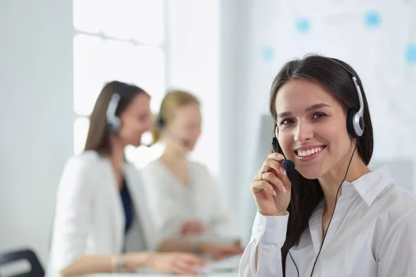 Attraktive Geschäftsfrau, die im Büro am Laptop arbeitet. Geschäftsleute — Stockfoto