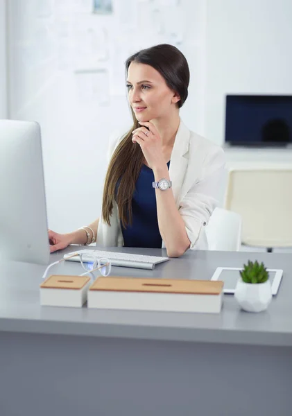 Donna d'affari attraente che lavora su computer portatile a ufficio. Uomini d'affari — Foto Stock