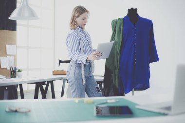 moda tasarımcısı olarak stüdyonun tasarımları üzerinde çalışıyor