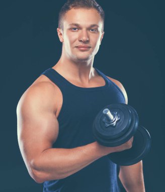 yakışıklı kaslı adam dumbell ile çalışma dışarı