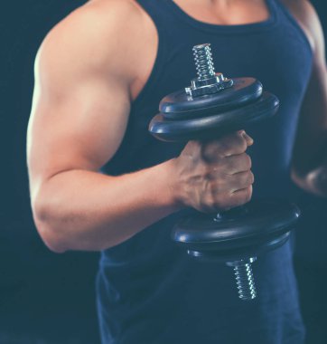 yakışıklı kaslı adam dumbell ile çalışma dışarı