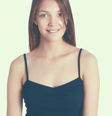 Gri arka planda izole edilmiş güzel bir kadının portresi.