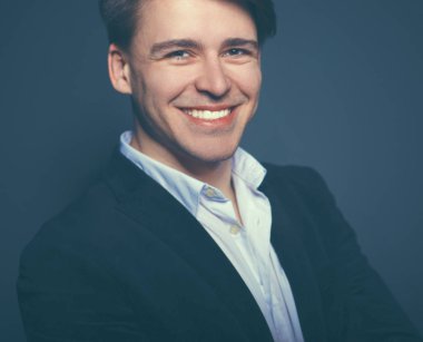 Stüdyo moda portresi genç adam, siyah arka planda izole.