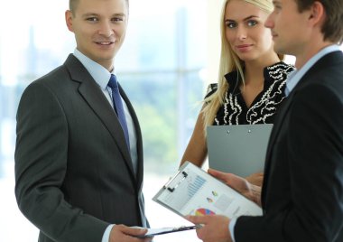 İş kadını ofiste ön planda duran