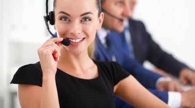 Destek telefonu operatörü kulaklığı ile portresi