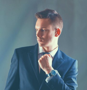 iş takım elbiseli bir genç yönetici portresi