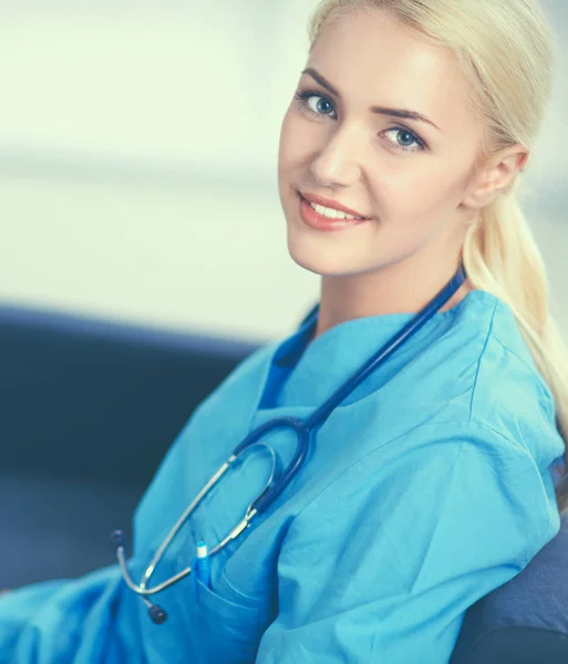 Portrait d'un jeune médecin heureux assis sur le canapé avec un dossier — Photo