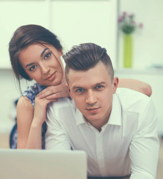 Feliz pareja joven sentados juntos en el suelo — Foto de Stock