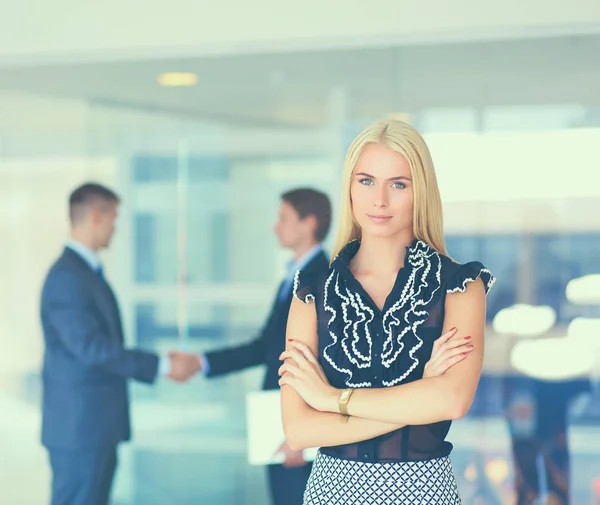 Zakenvrouw permanent op voorgrond in office — Stockfoto