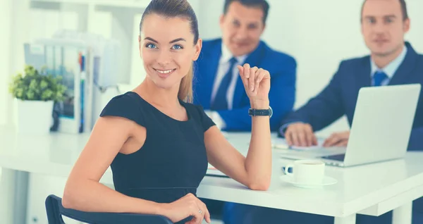 Zakenmensen die zitten en discussiëren tijdens een vergadering, in functie. — Stockfoto