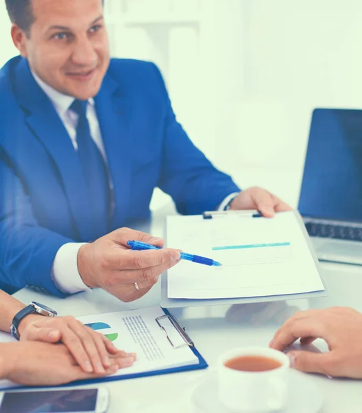 Les gens d'affaires assis et discutant à la réunion, au bureau. — Photo