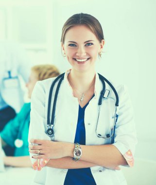 Tıp grubunun önünde çekici bir kadın doktor.