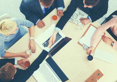 İş adamları el sıkışıyor, toplantıyı bitiriyor.